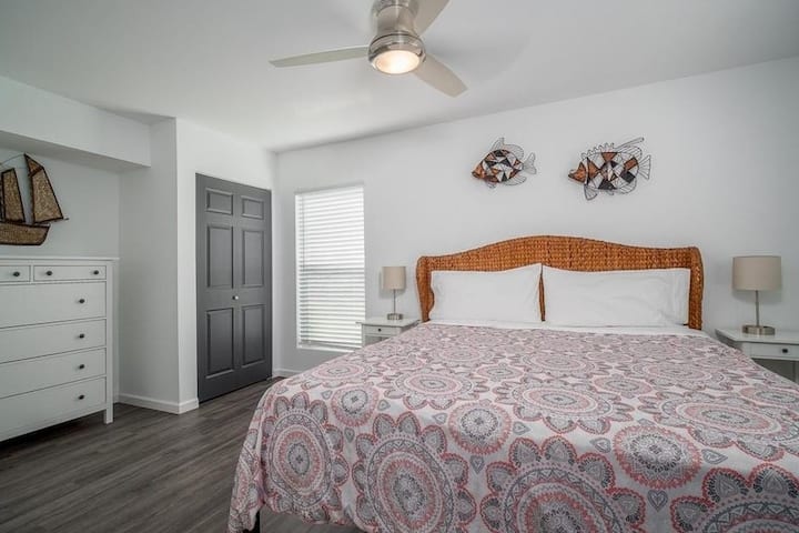 Slaapkamer op de eerste verdieping met kingsize bed