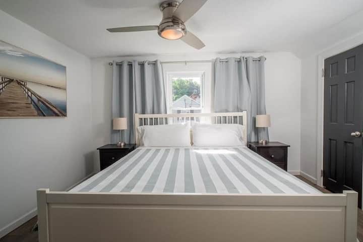 Kingsize bed in kamer boven