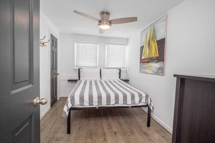 Queensize bed in de kamer boven, grote kast kan worden gebruikt om bagage op te bergen.