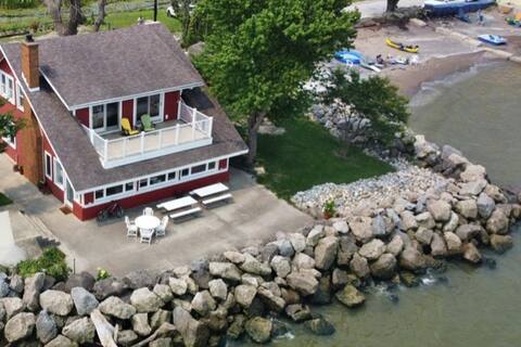Hot Tub-Lake Erie Beach House, Lake Front