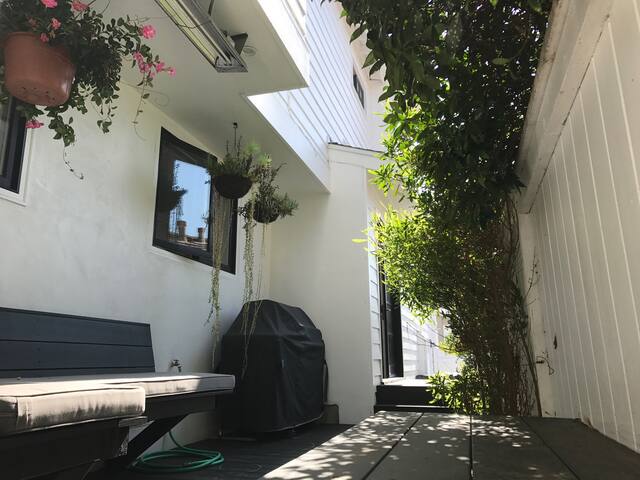 Bright Coastal Getaway in Heart of Manhattan Beach gallery image 4