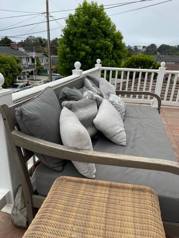 Bright Coastal Getaway in Heart of Manhattan Beach gallery image 3