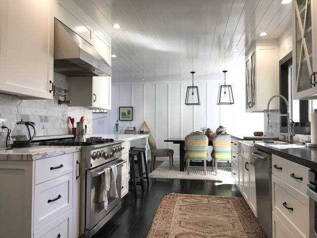 Bright Coastal Getaway in Heart of Manhattan Beach gallery image 5