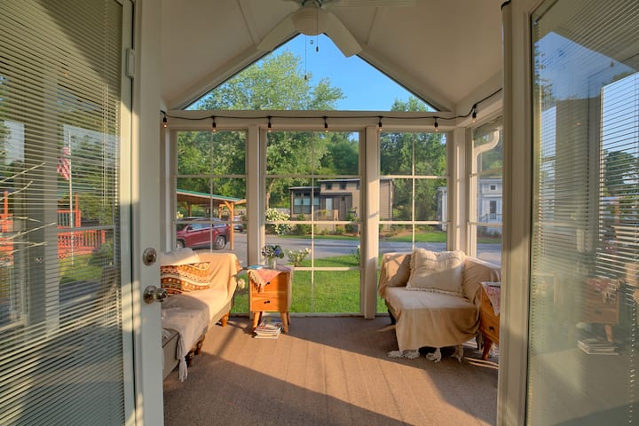 Tiny House Near Waterfall Hikes - Hendersonville, NC