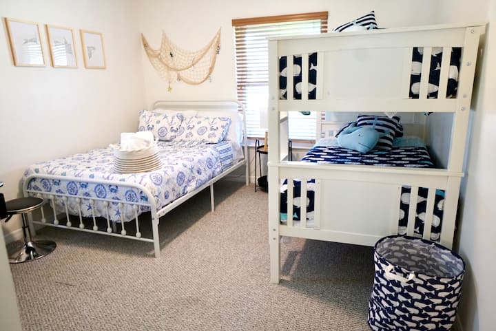 חדר שינה לילדים עם מיטה גדולה ומיטה בגודל מלא (קומה 1), שולחן משחקי ארקייד לשני שחקנים