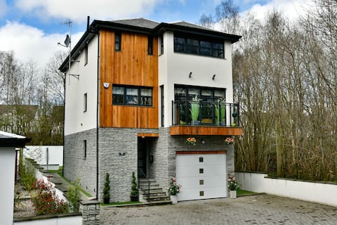 The Loch Lomond Townhouse In The Centre of Balloch