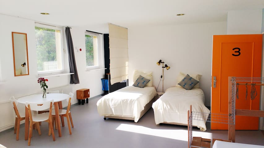 135sqm. SCHILLERKIEZ. 3 Rooms. 2 Kitchens. Balcony