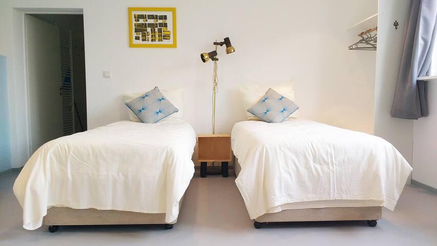 Bright & Clean – 2 kitchenettes + 2 Pbathrooms. gallery image 4