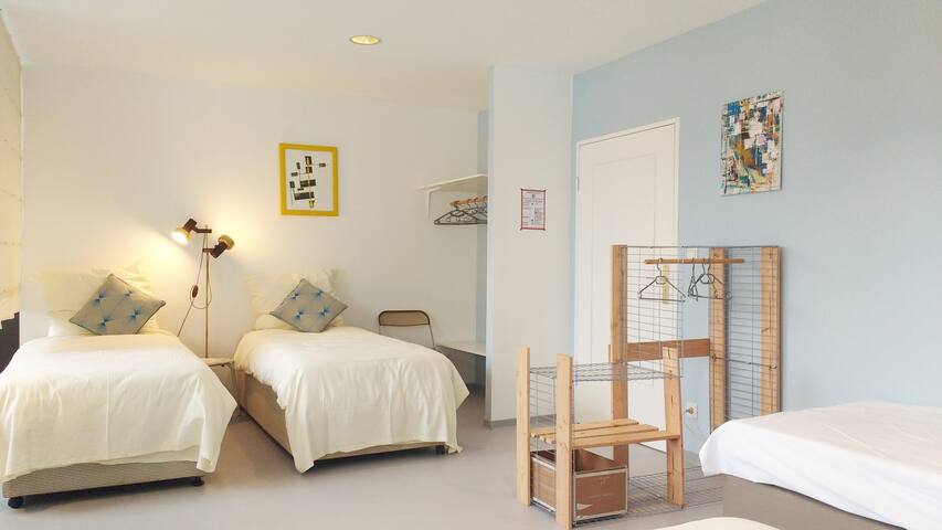 Bright & Clean – 2 kitchenettes + 2 Pbathrooms. gallery image 2