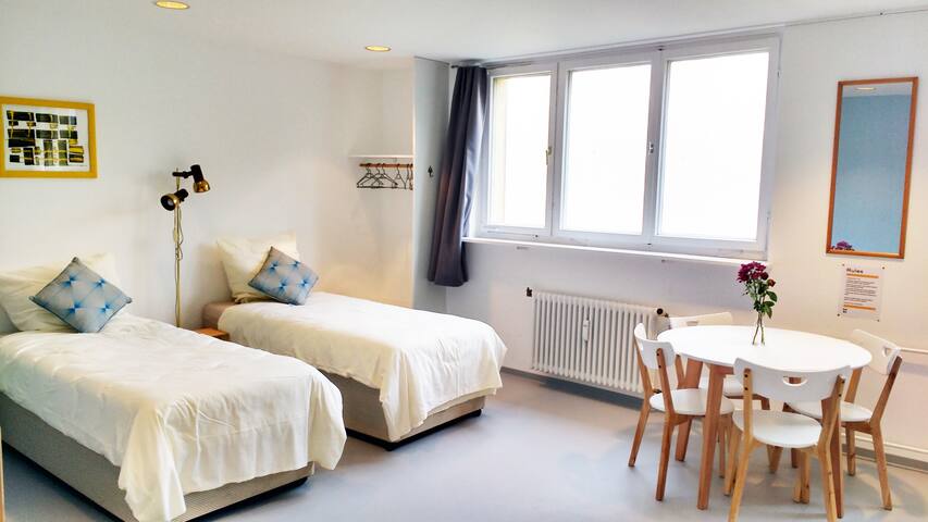 Bright & Clean – 2 kitchenettes + 2 Pbathrooms. gallery image 3