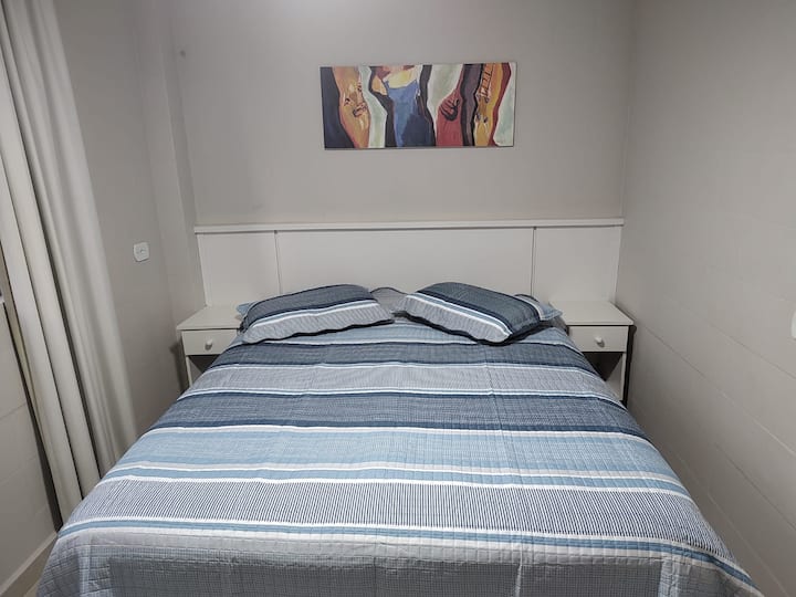 Cama tamaño king del dormitorio con ventilador