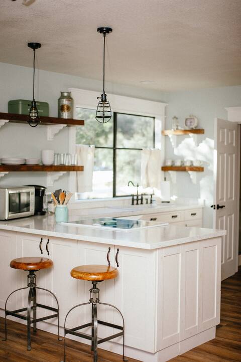 Quiet farmhouse getaway at the foot of Mt. Woodson