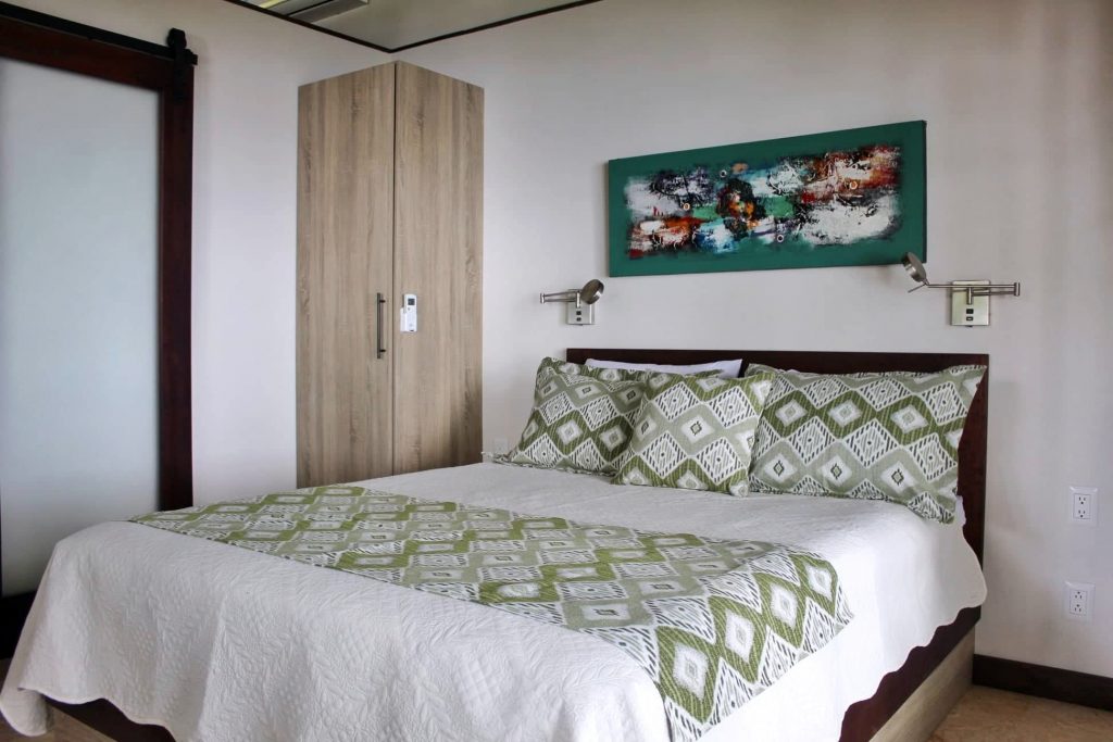 卧室配有标准双人床