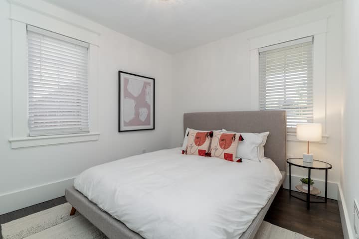 Chambre #2  avec lit queen size et placard.