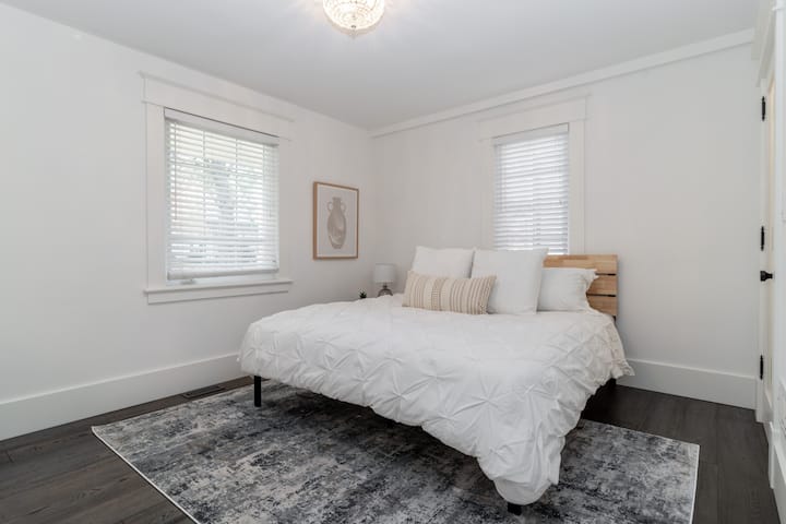 Chambre #1 avec lit King Size, commode et deux placards.