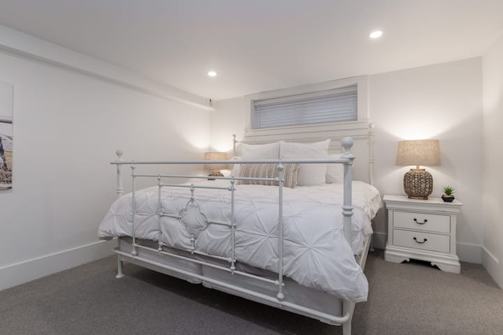 Chambre au sous-sol n ° 3 avec lit King Size et salle de bain attenante à 3 pièces.