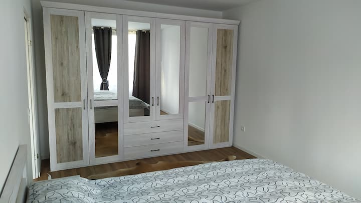 غرفة نوم بسرير مزدوج