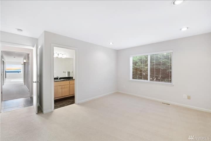 La seconda camera da letto principale ha il proprio bagno. Caricherà un'altra foto con il letto matrimoniale grande entro domani.