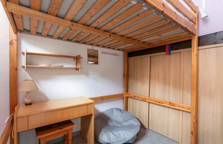 Спална соба 2 со брачен кревет од 1,40м на мезанин
и дополнителен кревет од 0,90м подолу