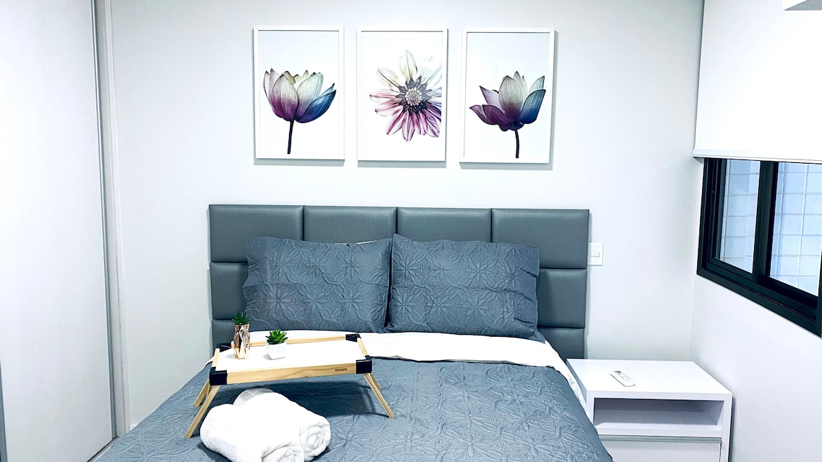 סוויטה ראשית עם ארונות ומיזוג אוויר