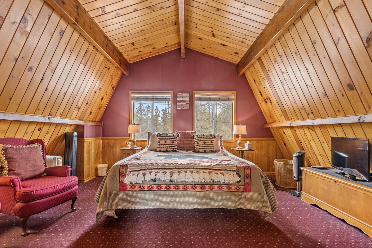 คานเพดานโค้งที่สวยงามเหล่านั้นทำให้เตียงขนาดคิงไซส์ดูเล็กลง!