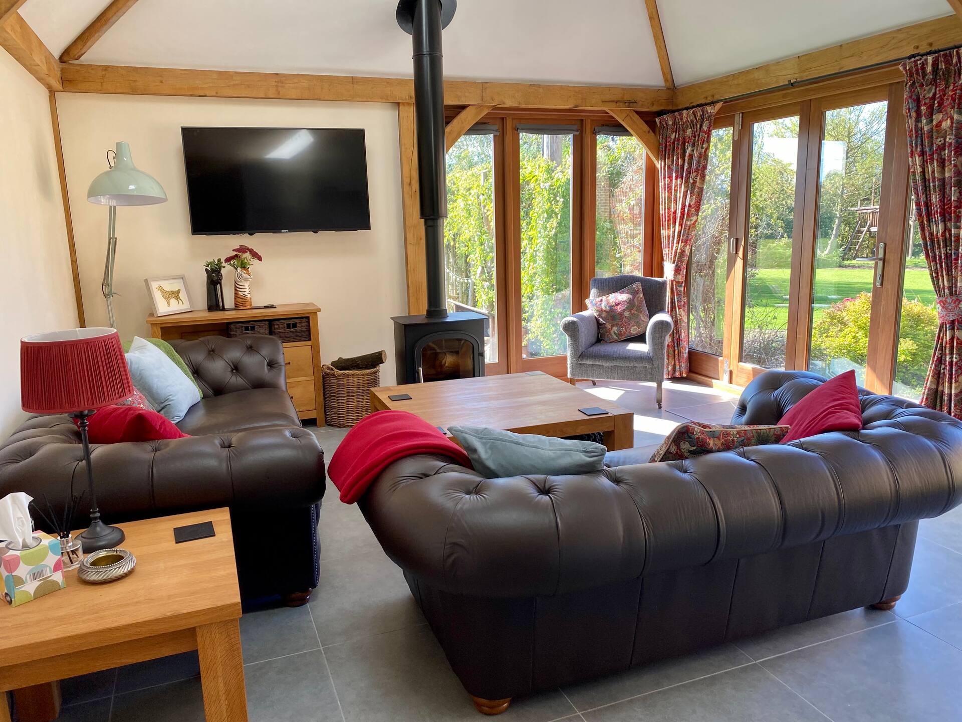 Rural self contained Oak Barn with log burner