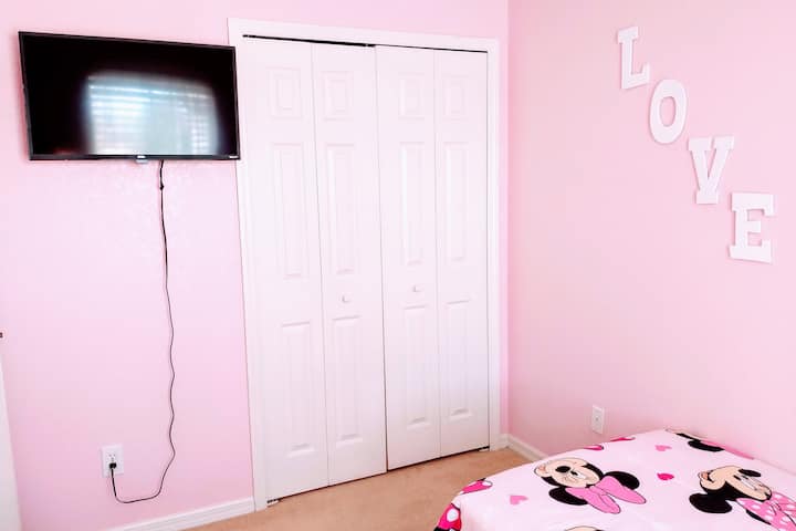 AMPIA TV CON ARMADIO PER RAGAZZE
