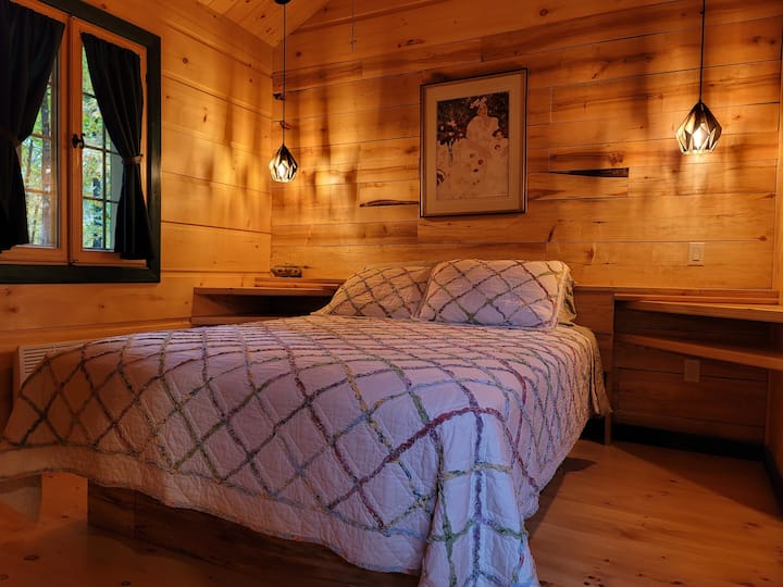 Primer dormitorio, 
cama de matrimonio. 