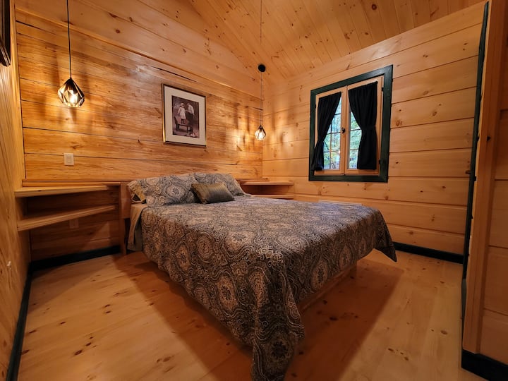 Tercer dormitorio, 
cama tamaño queen, 
semisótano.
