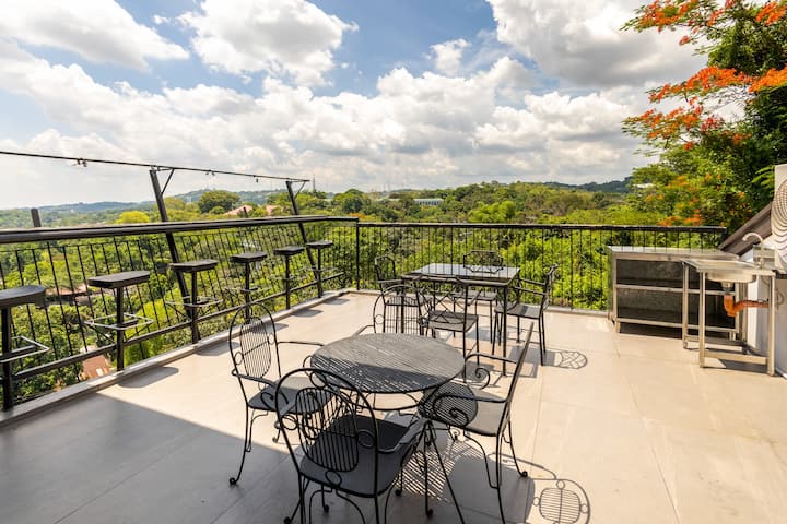 Skyline City View Rooftop + Whirlpool Jacuzzi Tub