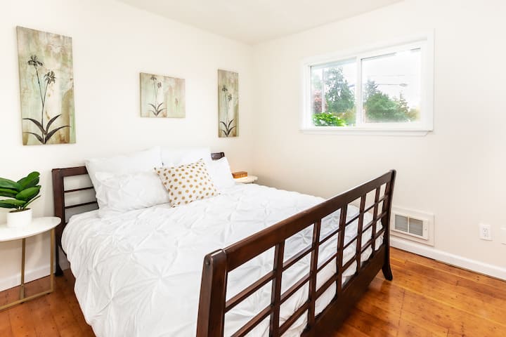 We use high quality bedding for your queen bed.