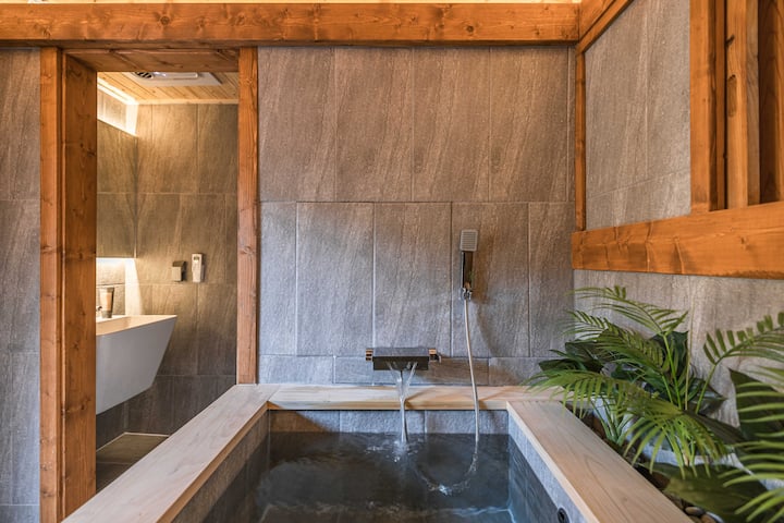 Luxury Hanok with private bathtub - SN02