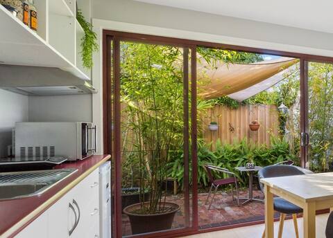'The Studio', Walk to CBD, King Bed, Courtyard