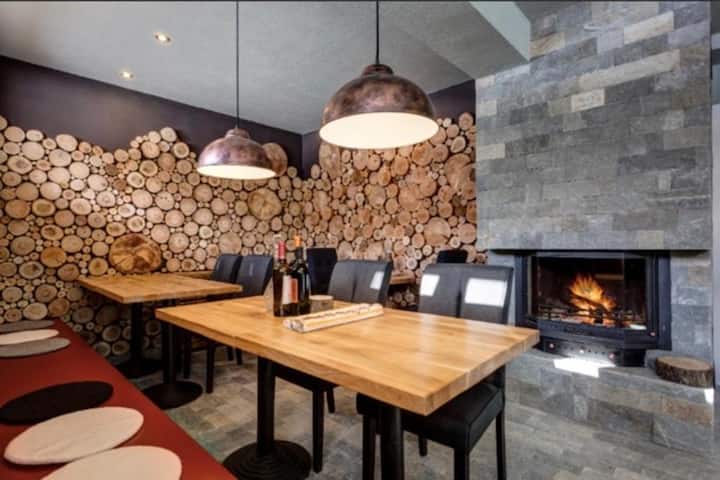 SNOWFLAKE CHALET