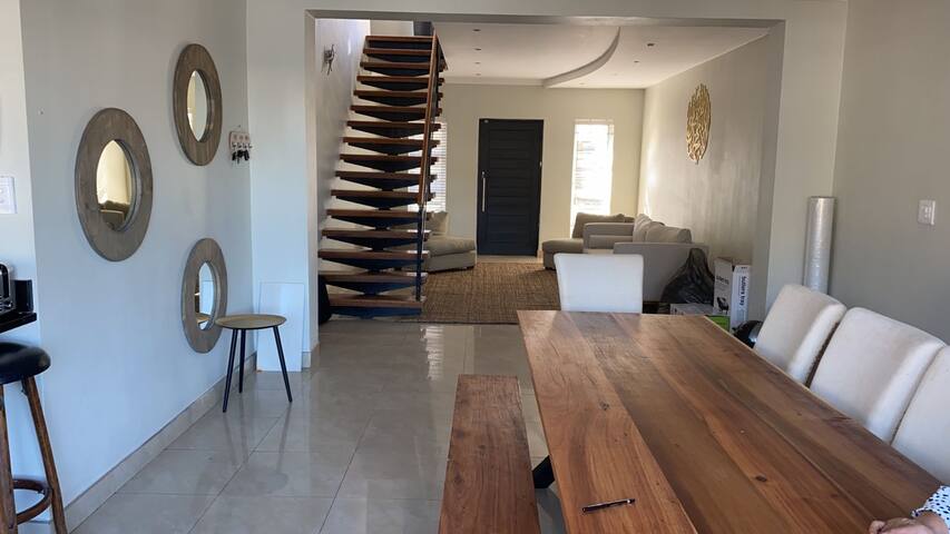 Load-shedding free home with Table Mountain views gallery image 2
