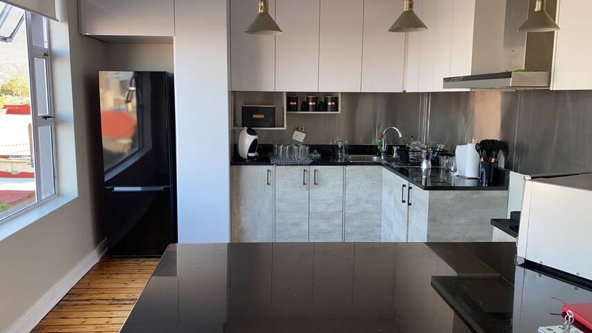 Load-shedding free home with Table Mountain views gallery image 5