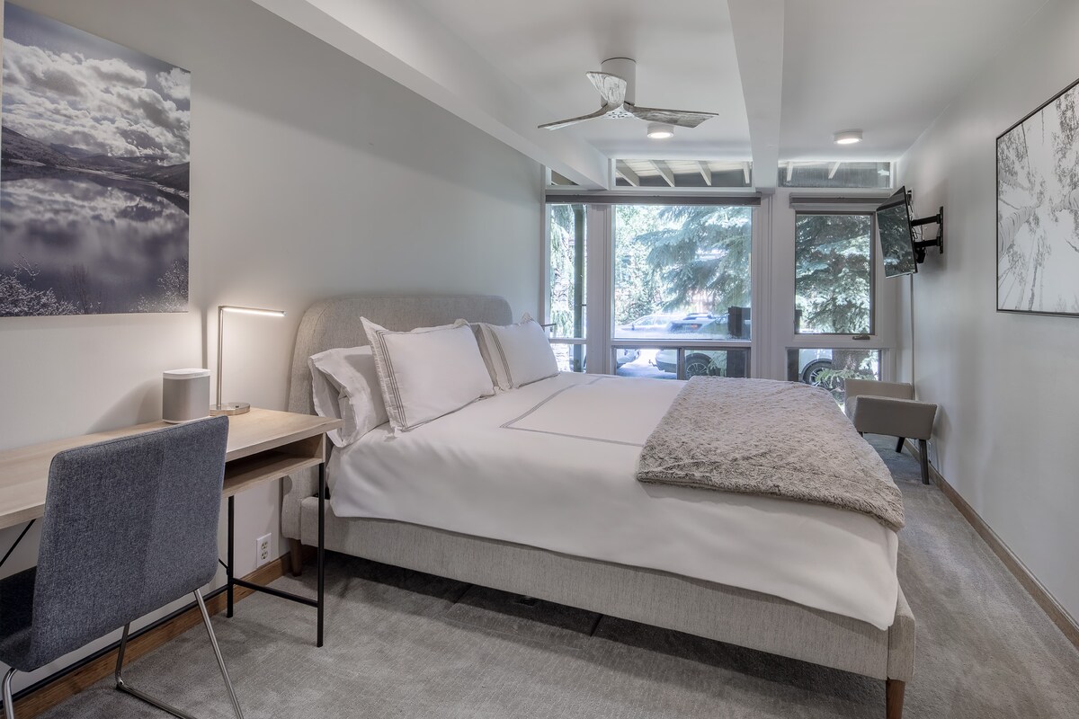 Chumba cha kulala cha msingi kina chumba, kitanda cha mfalme, dawati, meza ya kulala, kabati la nguo na kabati la ukubwa kamili lina hifadhi nyingi