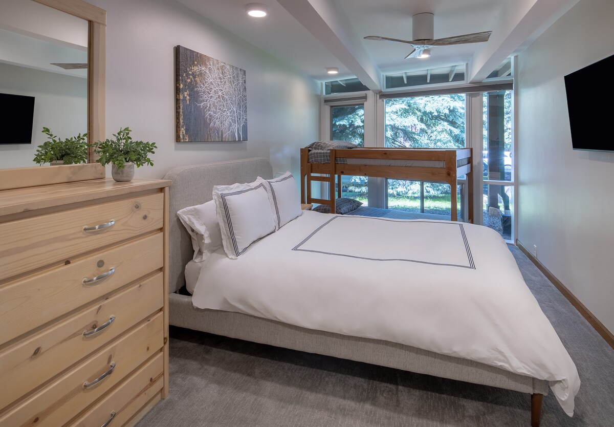 Chumba cha kulala cha pili kina chumba cha kulala, kitanda cha malkia, vitanda vya ghorofa, kabati la nguo, meza ya usiku na kabati kamili