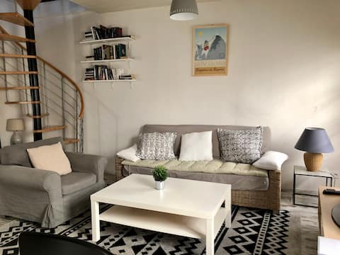 Airbnb performant: Pic du Midi Charming one-bedroom apartment 45 m² 50 m Thermes center à Bagnères De Bigorre