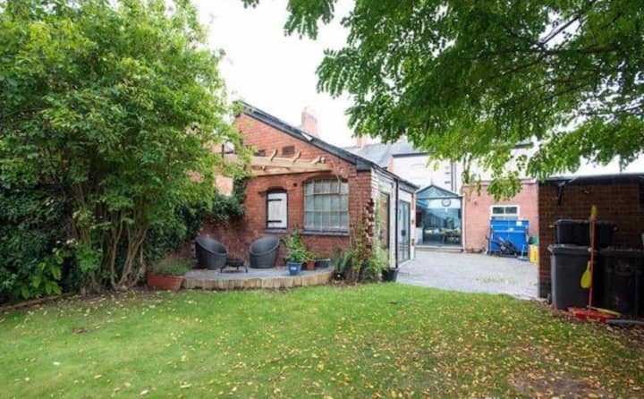 Beautiful 5 bedroom house in great location.