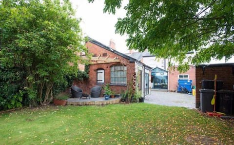 Beautiful 5 bedroom house in great location.