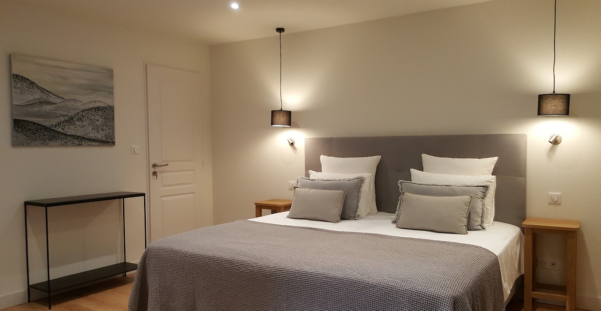 Chambre n° 2, aux douces tonalités de gris pâle et blanc chaud, située au 1er étage.