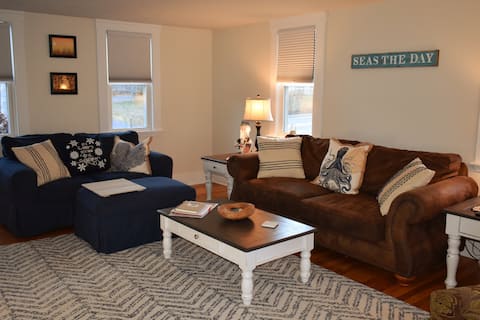 Successful Airbnb property: In-town, walk to cafés, beach mins away! in Kennebunk