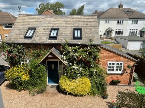 Successful Airbnb property: One bedroom converted dairy in Willoughby in Rugby