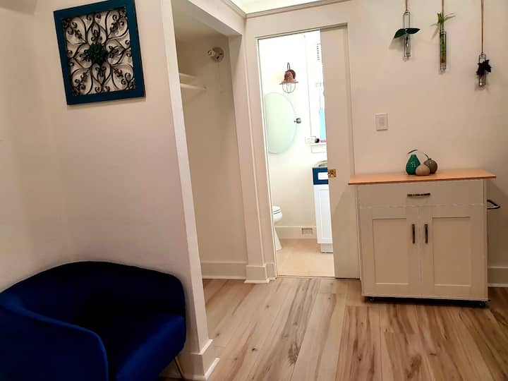 Fresh & Cozy Studio Guesthouse; Dedicated Parking - City Park - Denver