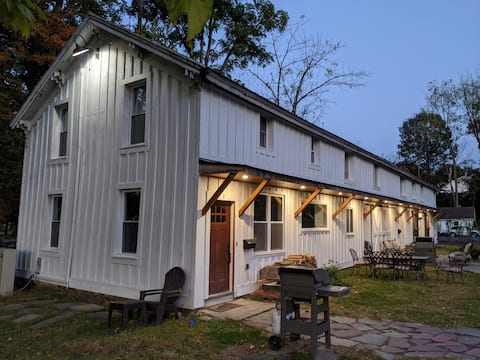 Hay Loft in Historic Barn - 4 Minutes to Legoland