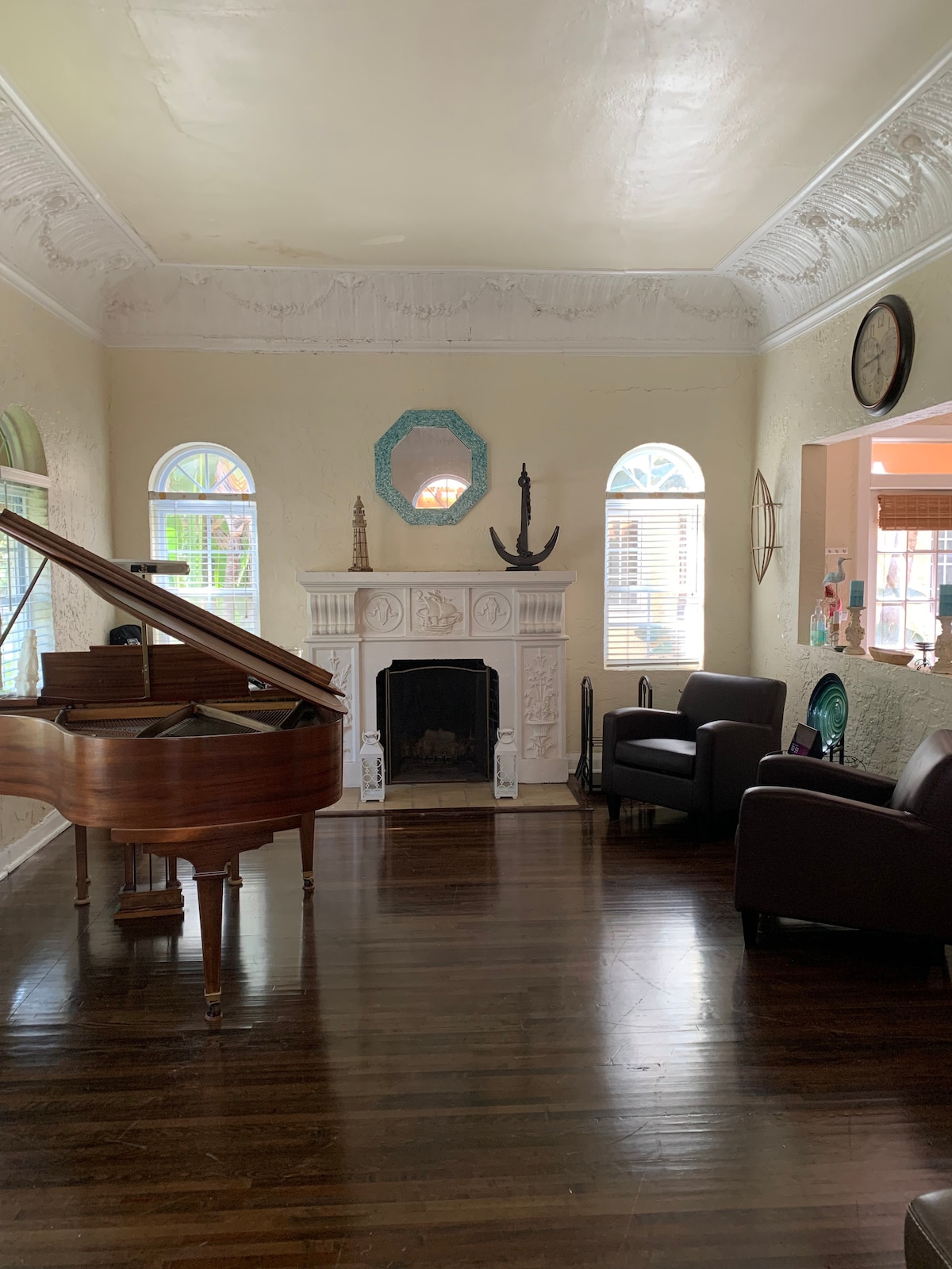 Baby grand piano, gitaa acoustic kwa wote kufanya muziki mzuri pamoja na eneo la kukaa kufurahia! 