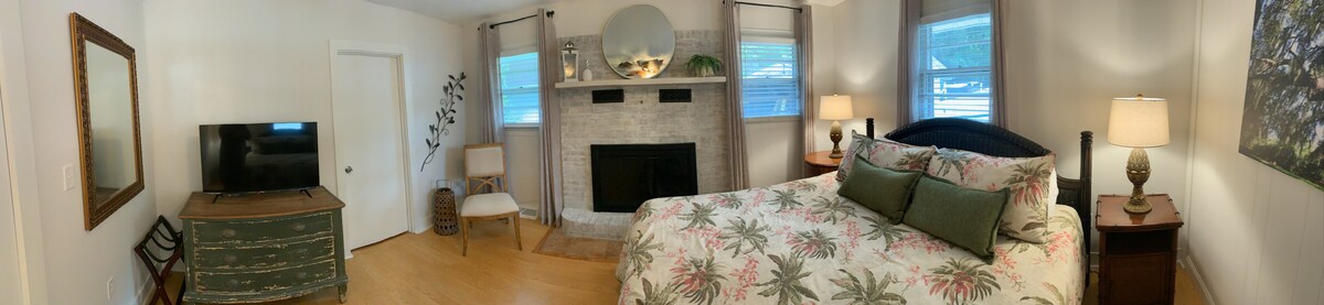 Მთავარი საძინებელი დიდი საწოლით და 43"-იანი სმარტ-ტელევიზორი Roku არხებით. არასამუშაო ბუხარი. 