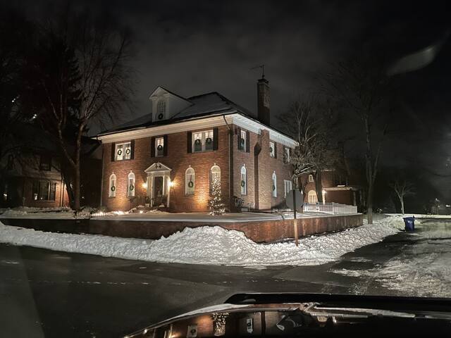 Completely Renovated Brick Colonial off Blackstone gallery image 3