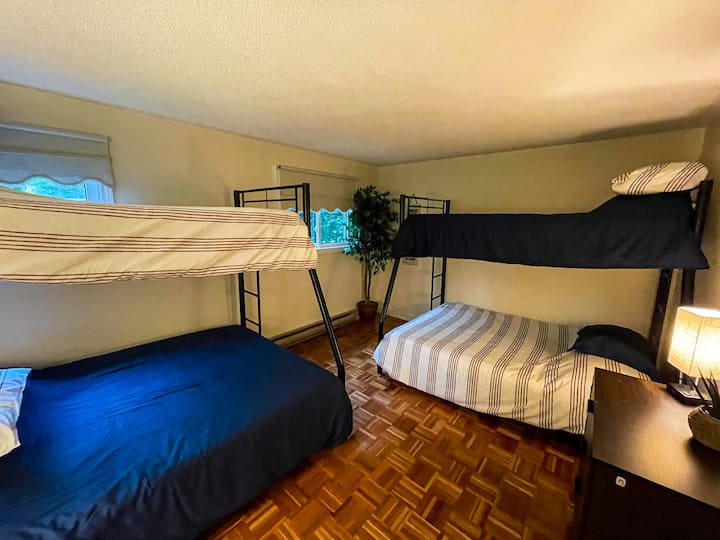 ¡Dos literas; cada una con una cama matrimonial en la parte inferior y camas individuales en la parte superior!